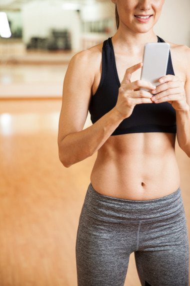 使用智能手機(jī)的女人照片