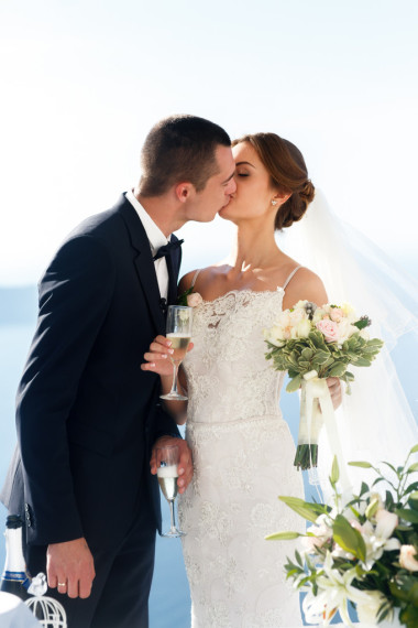 新婚夫妇喝香槟图片