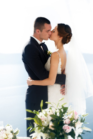 新婚丈夫和妻子接吻