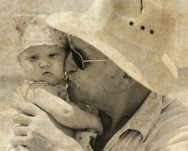 幸福的爺爺持有的小孫女。背景-th