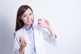医生教学要刷牙