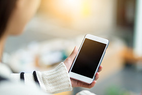 使用移动电话的妇女图片