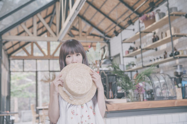 亚洲女子在咖啡厅