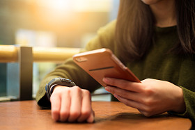 女人与手机连接智能手表图片