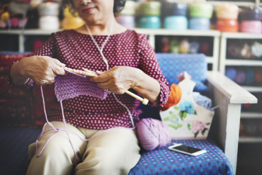 鉤針編織的老婦圖片