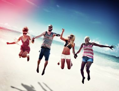 不同的人在夏天海灘有樂趣概念