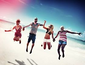 不同的人在夏天海滩有乐趣概念