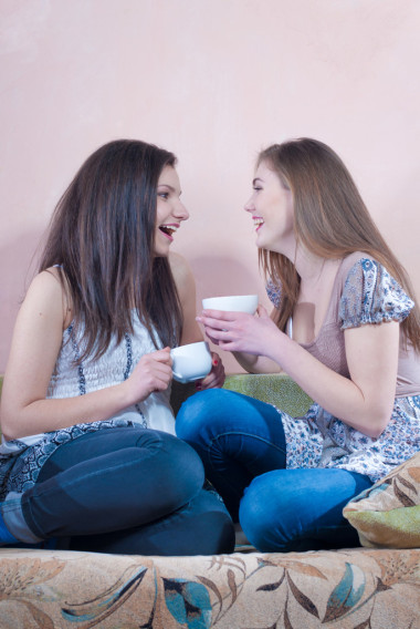 快樂的青少年朋友茶時間