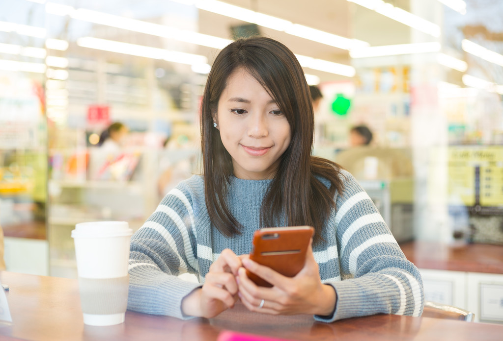 使用手机在咖啡厅里的女人照片 使用手机在咖啡厅里的女人照片