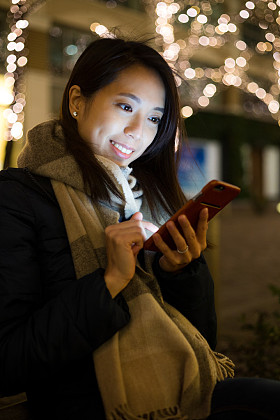女人在晚上使用手机图片