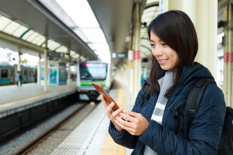 火車站在使用移動(dòng)電話的女人照片