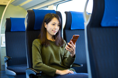 使用手機里面火車的女人圖片