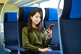 使用手机里面火车的女人图片