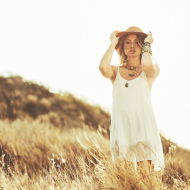 時(shí)尚的美麗的年輕女子肖像