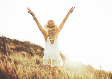 時(shí)尚的美麗的年輕女子肖像