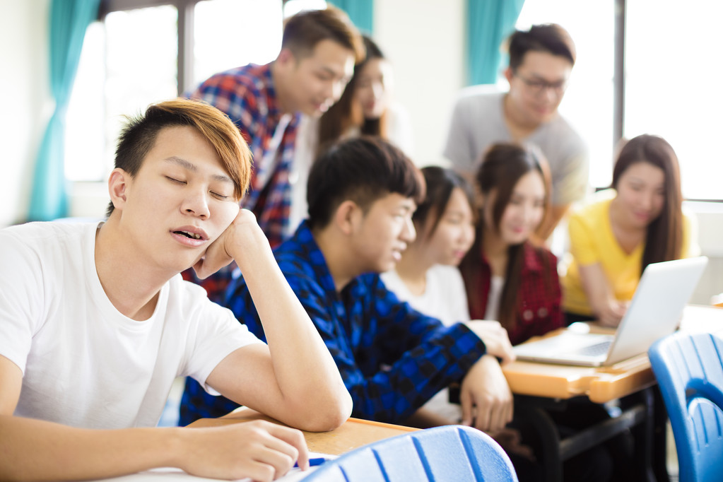 男学生在教室里桌子上睡着图片 男学生在教室里桌子上睡着图片