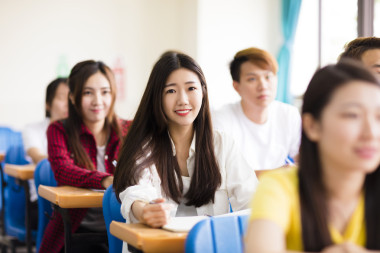 微笑著坐在一起的同學的女大學生