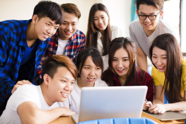 看著筆記本電腦在教室里的大學(xué)生群體