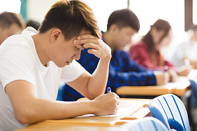 强调考试教室里的大学生图片