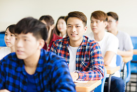 微笑男大学生和同学们一起坐图片