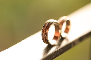 兩個金戒指圖片