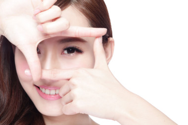 女人用手制框架