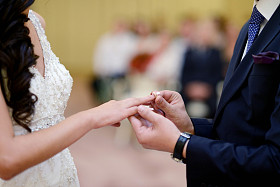 新婚夫妇在结婚仪式上图片