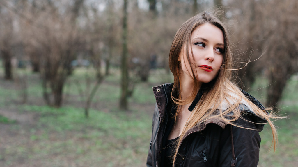 年轻时尚的女孩,在公园里的肖像 年轻时尚的女孩,在公园里的肖像