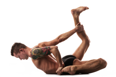 瑜伽，彎曲躺在他的肚子上，腿部的扣