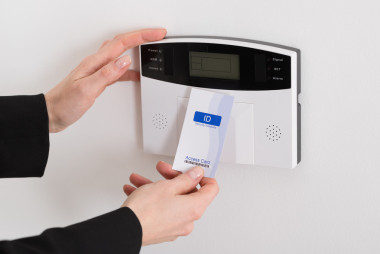 女人拿着钥匙卡图片