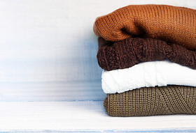 木制的背景上桩针织的冬天秋天的衣服