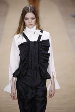 Chloe的時裝秀是巴黎時裝周的一部分