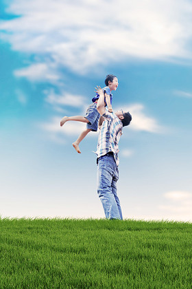 父亲和儿子在室外的质量时间图片