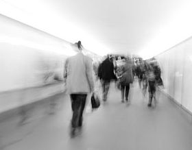 走在城市的人群