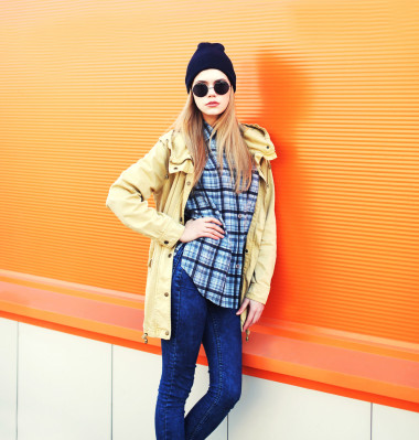 時尚漂亮金發(fā)女人構(gòu)成了多彩的橙色酒泉