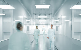 科学家和医生在现代制药