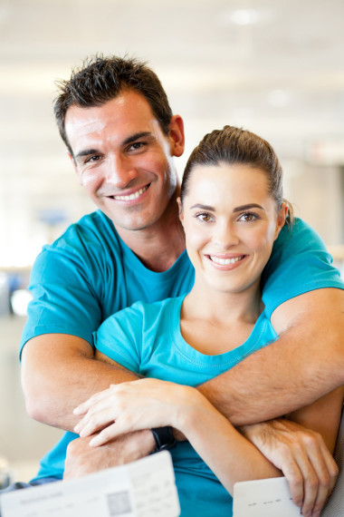 在机场的恩爱夫妻照片