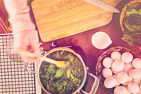 自然染色的复活节彩蛋图片