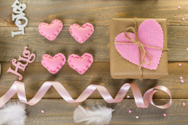 粉紅玫瑰與巧克力圖片