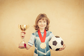 孩子假装自己一名足球运动员照片