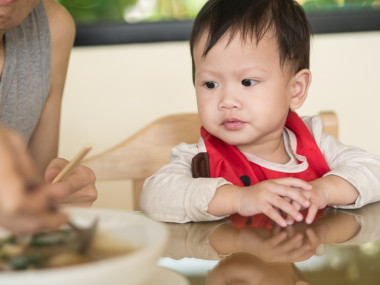 亚洲幼儿学会吃自己的饭
