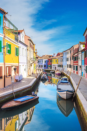 异常地画建筑物，船停泊在运河，布拉诺