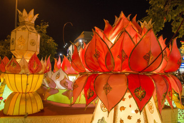 在水灯节的灯笼图片