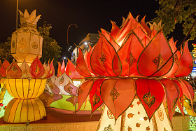 在水灯节的灯笼图片