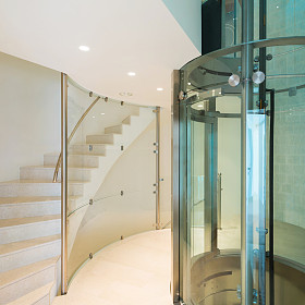 在现代建筑的电梯图片