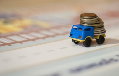 玩具卡車裝滿金幣圖片