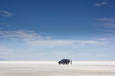在乌尤尼白色表面上的车