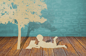 剪纸的孩子读一本书下树