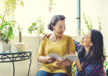 休闲的母亲和可爱的女儿照片