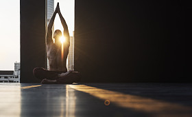 男人练习姿势瑜伽